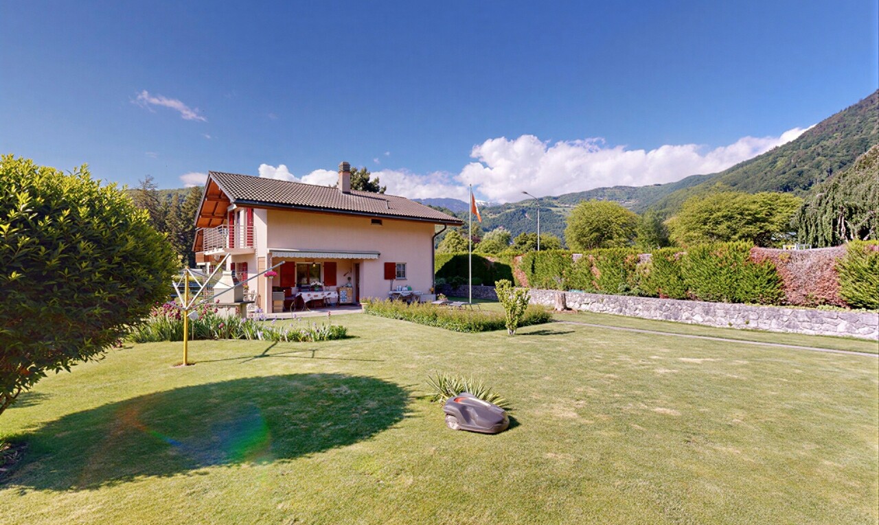 façade avec from property, pelouse, auvent, balcon, et day time