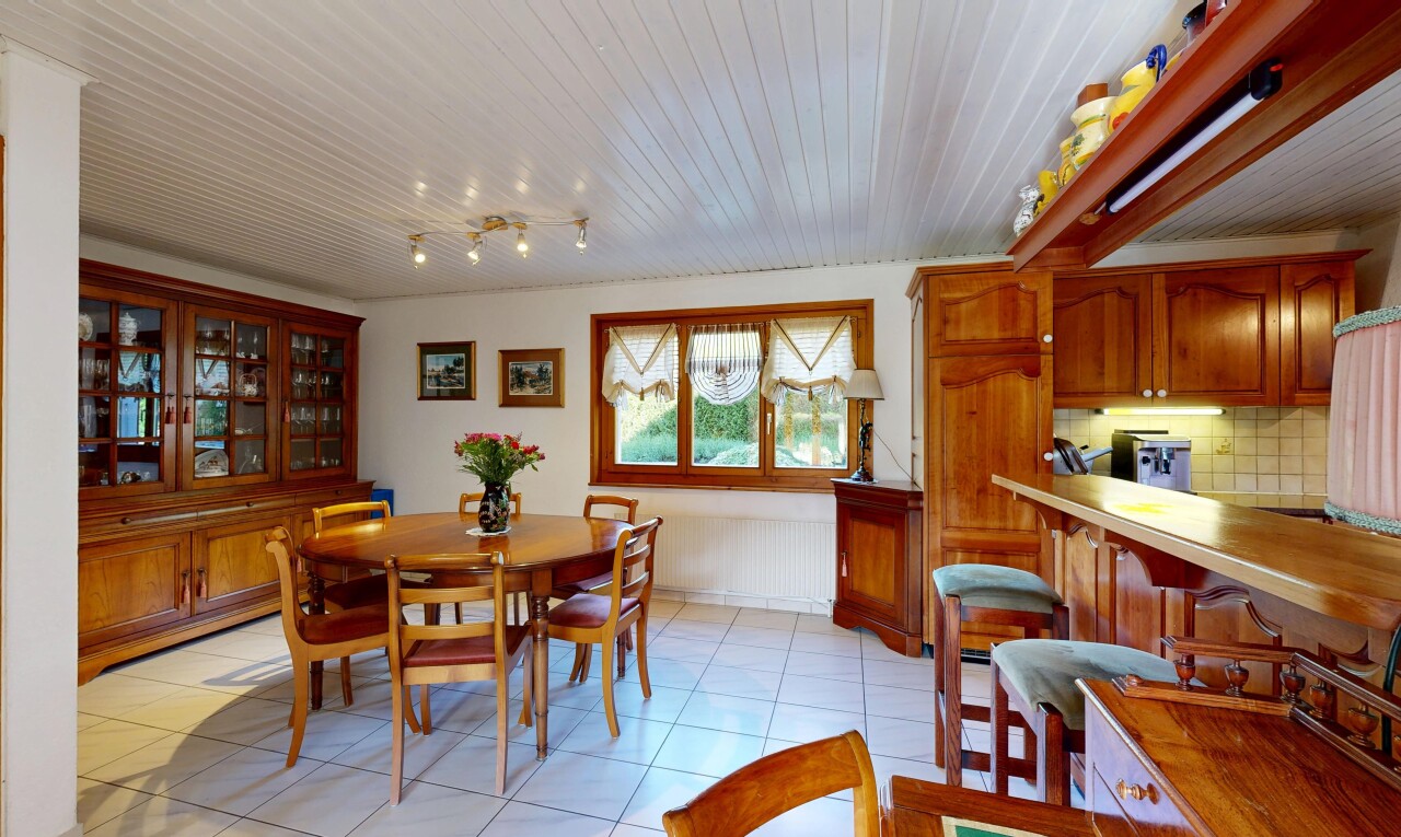 salle à manger avec inside property, cloison sèche, drywall, light floor, et lumière naturelle