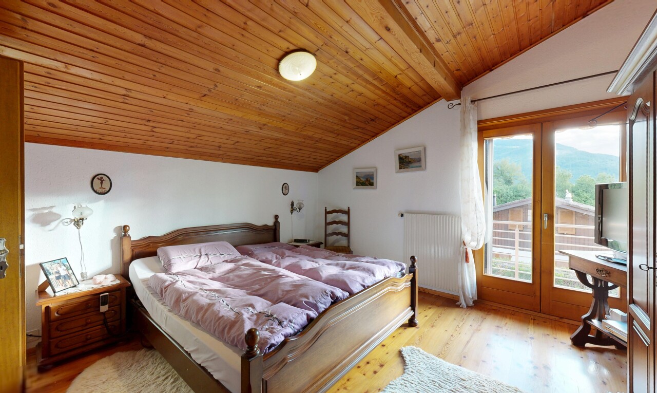 chambre avec portes-fenêtres, wood finish floor, sol en finition bois, accès à l'extérieur, et inside property