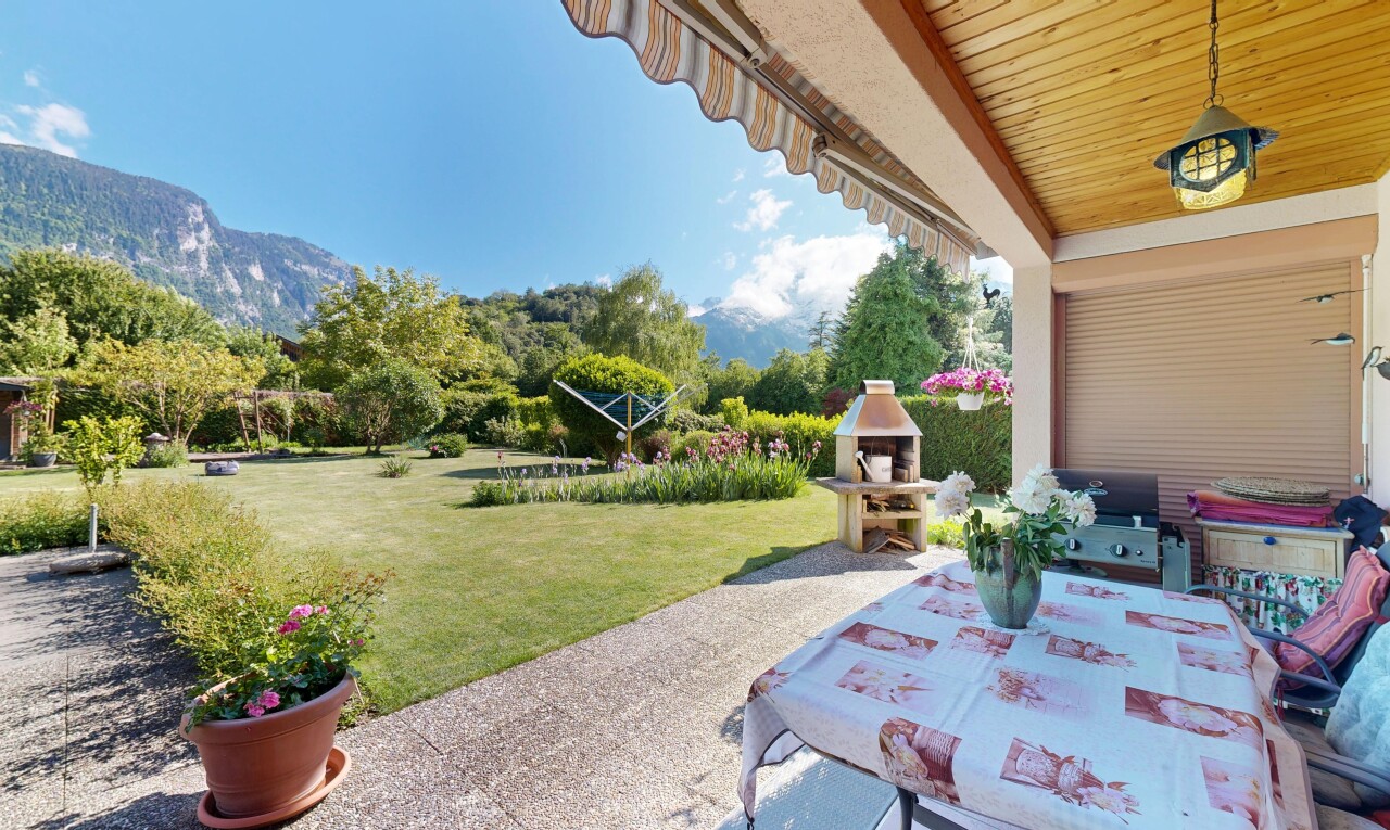 jardin avec from property, pelouse, coin repas extérieur, terrasse, et day time