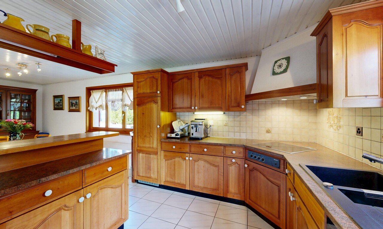 cuisine avec armoires en arc, arched cabinets, two heights countertops, armoires avec moulures, et crown molding cabinets