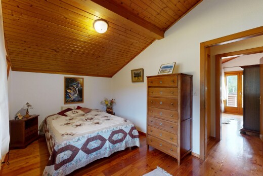 chambre avec inside property, wood finish floor, sol en finition bois, drywall, et cloison sèche