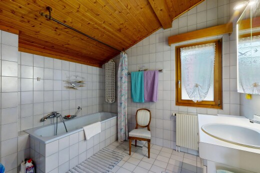 salle de bains avec mur en carrelage, tile wall, plafond voûté, vaulted ceiling, et salle de bain complète