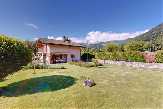 façade avec from property, pelouse, auvent, balcon, et day time