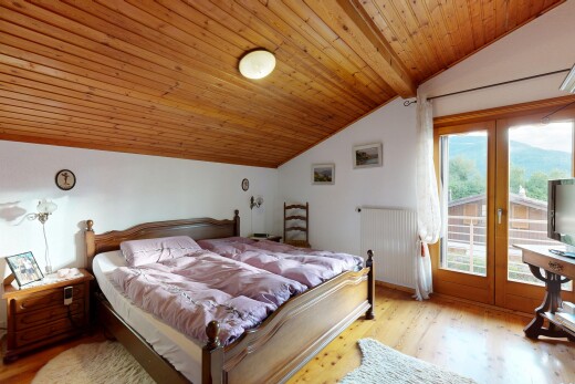 chambre avec portes-fenêtres, wood finish floor, sol en finition bois, accès à l'extérieur, et inside property