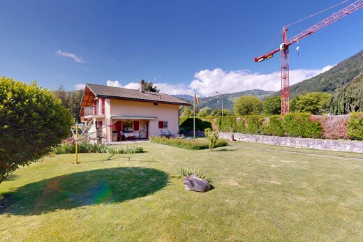 façade avec from property, pelouse, auvent, balcon, et day time