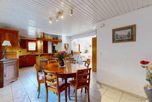 salle à manger avec light floor, inside property, drywall, cloison sèche, et tile floor