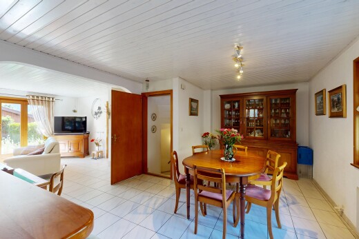 salle à manger avec natural light, lumière naturelle, inside property, drywall, et cloison sèche