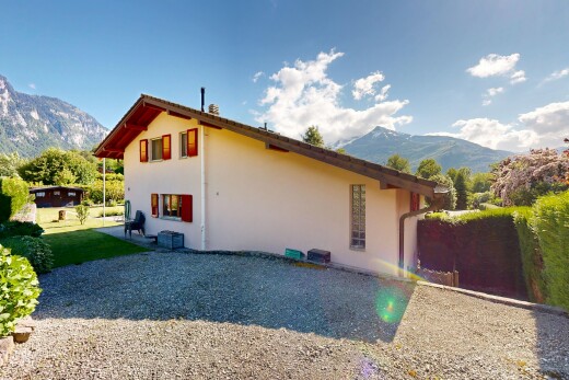 façade avec mountain view, vue sur la montagne, property visible, day time, et bardage en stuc