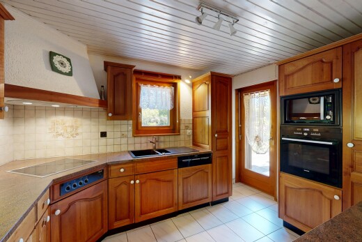 cuisine avec armoires en arc, arched cabinets, four, hotte, et armoires marron moyen