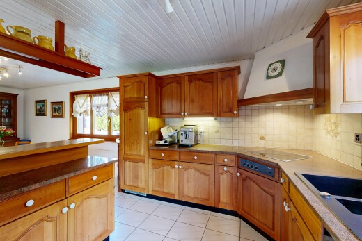 cuisine avec armoires en arc, arched cabinets, two heights countertops, armoires avec moulures, et crown molding cabinets