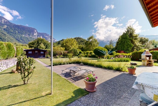 jardin avec from property, day time, pelouse, mountain view, et vue sur la montagne