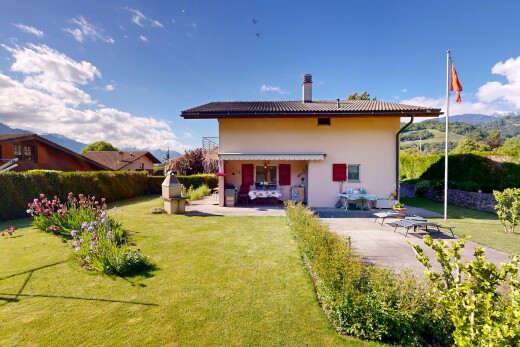 façade avec from property, pelouse, terrasse, cheminée, et day time