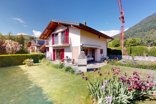 façade avec day time, balcon, pelouse, bardage en stuc, et from property
