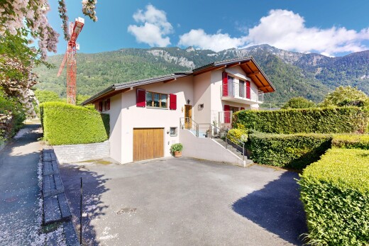 façade avec property visible, mountain view, day time, vue sur la montagne, et garage intégré