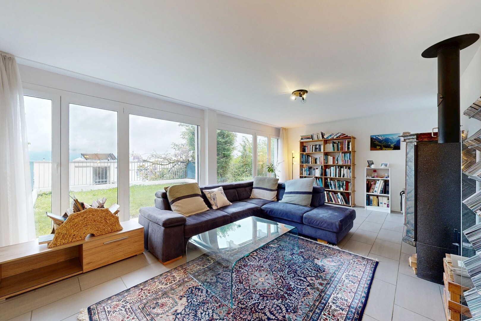 wohnzimmer mit inside property, light floor, natürliches licht, natural light, und fliesenboden