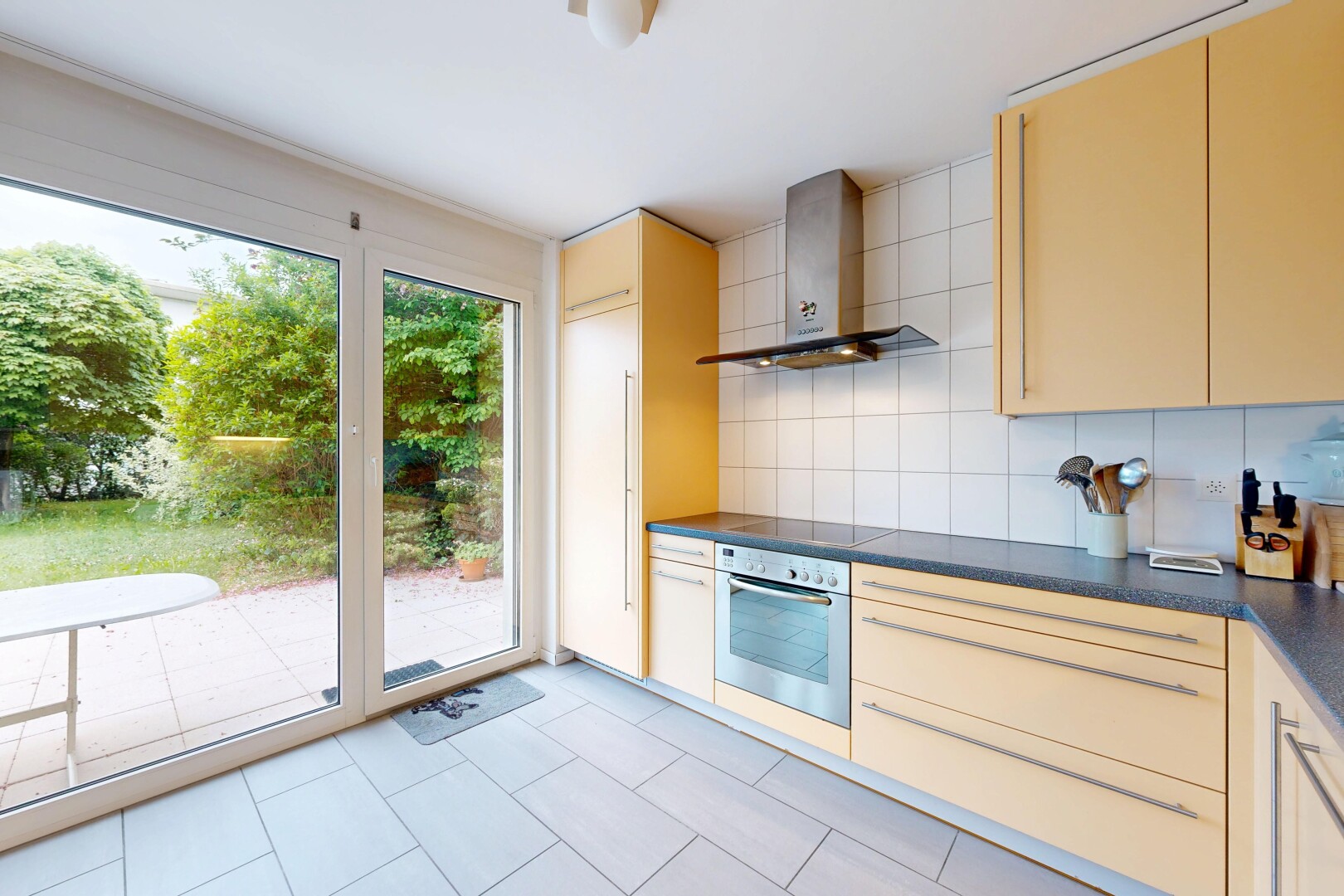 küche mit dunstabzugshaube, ofen, dark countertops, arbeitsplatten, und küchenrückwand beim Herd