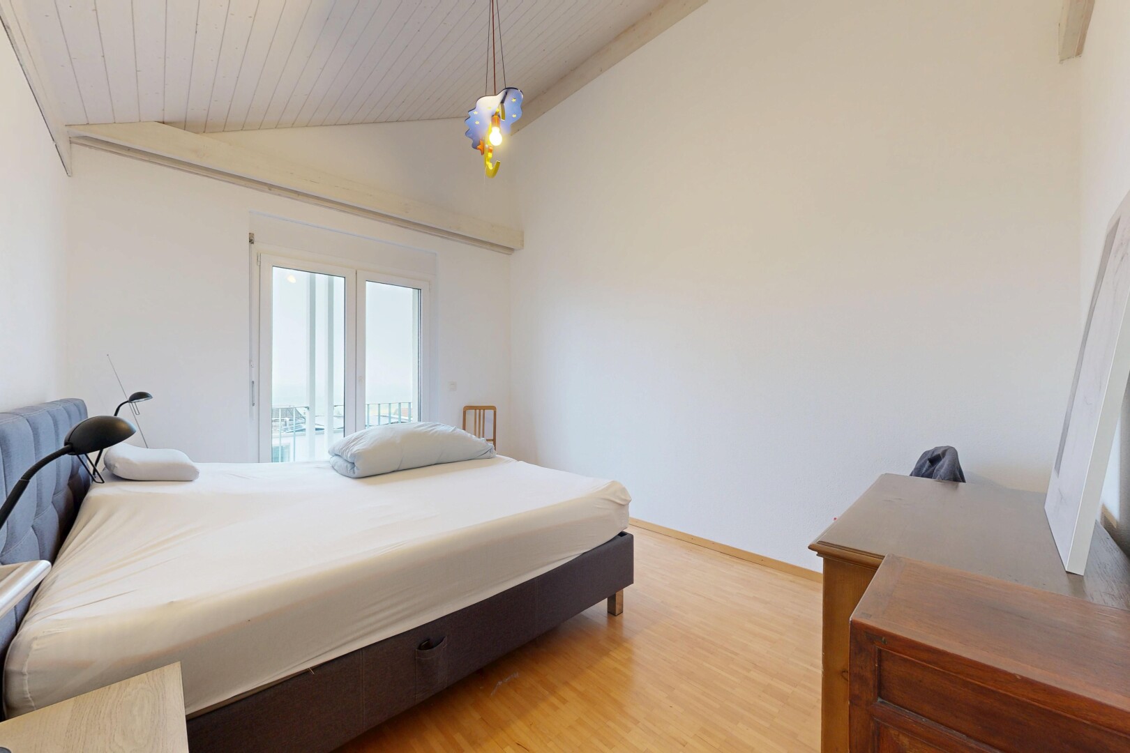 zimmer / schlafzimmer mit holzfußboden, wood finish floor, gipskartonwand, drywall, und dachschräge