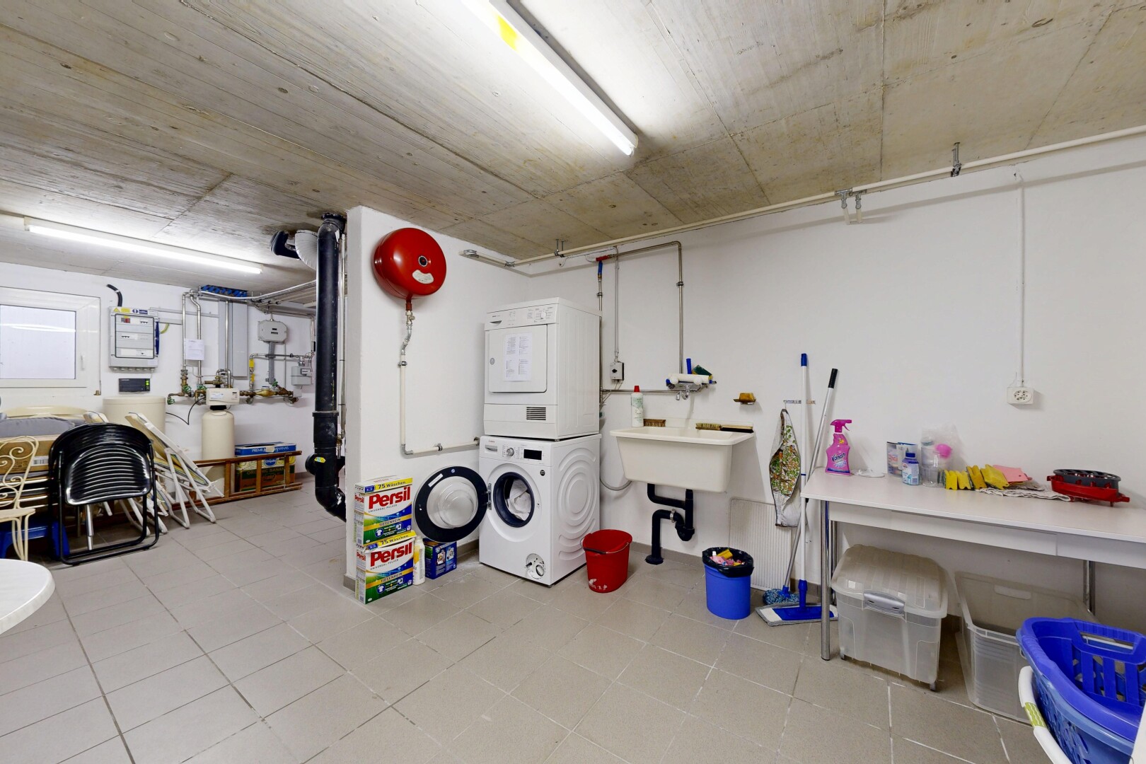 wäschekammer mit waschturm, light floor, inside property, wäscherei, und betondecke