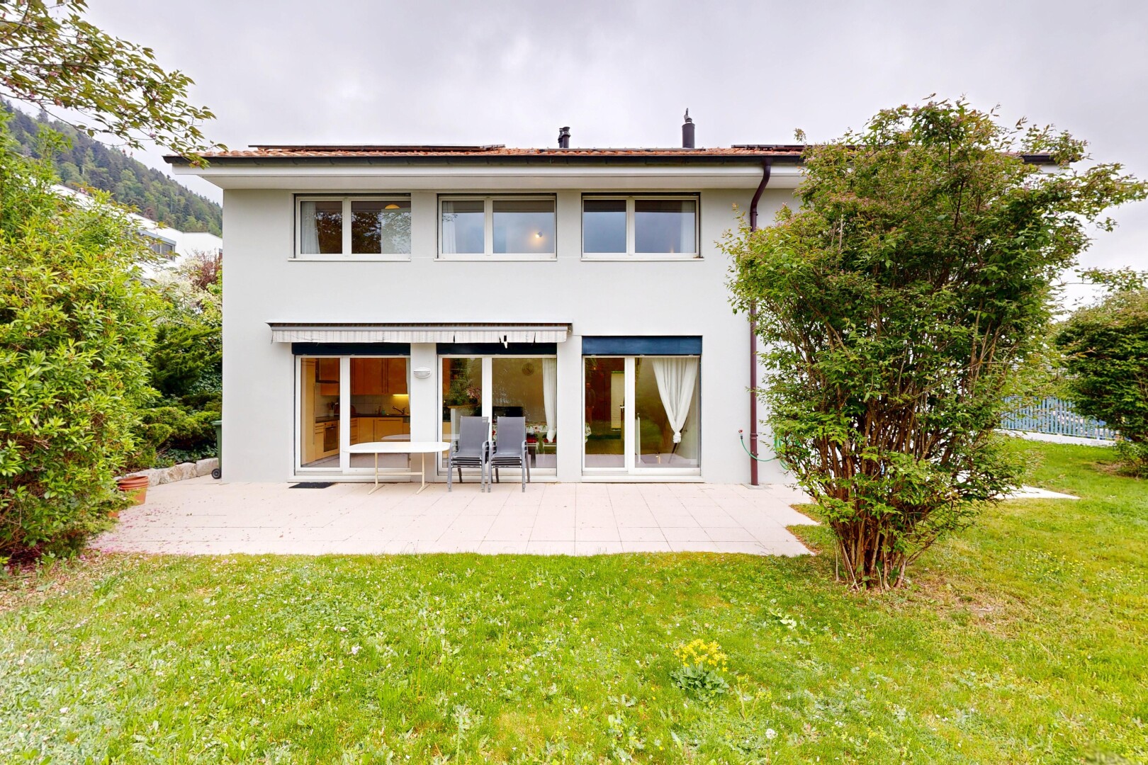 außenansicht mit rasen, overcast, from property, stuckverkleidung, und terrasse