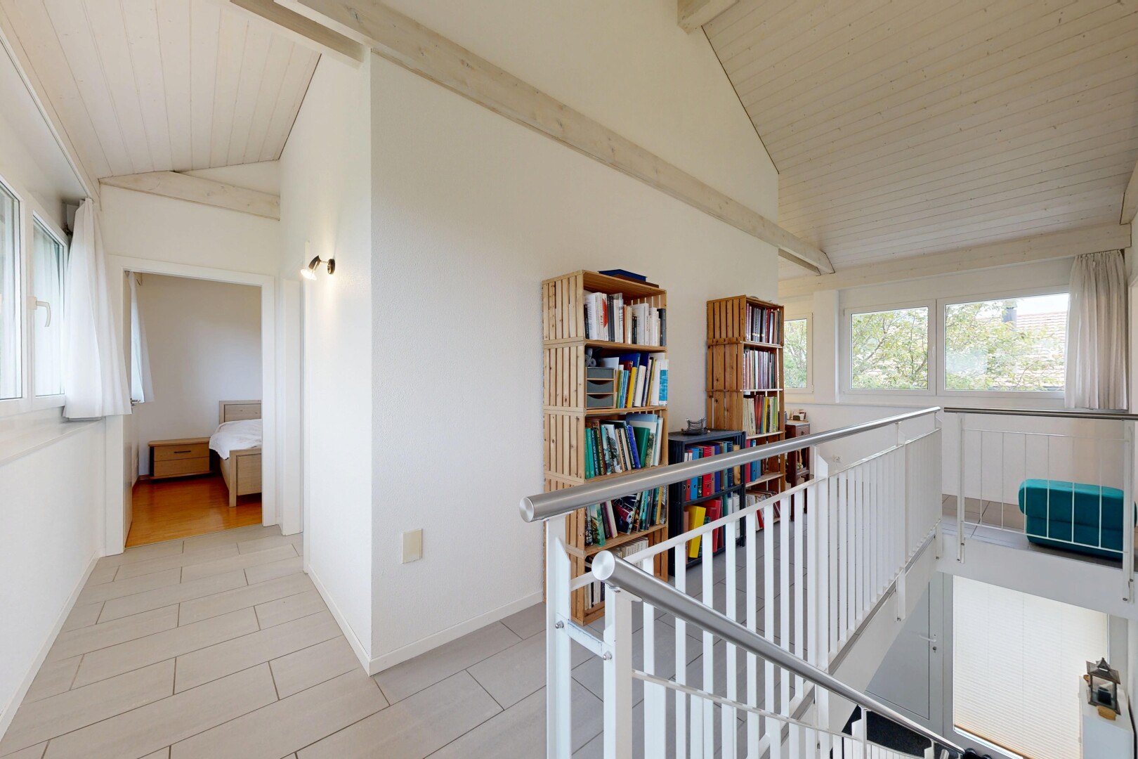 halle / korridor mit inside property, natural light, natürliches licht, drywall, und gipskartonwand