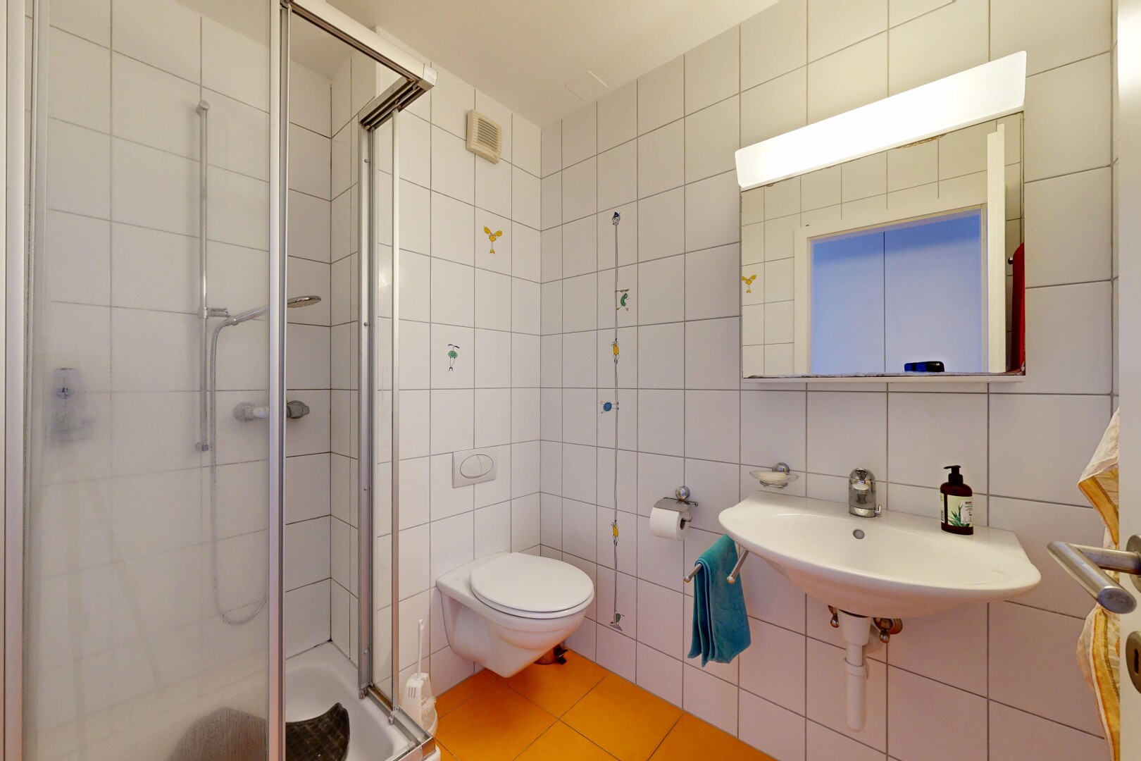 bad mit fliesenwand, tile wall, dusche, komplettes badezimmer, und spiegel