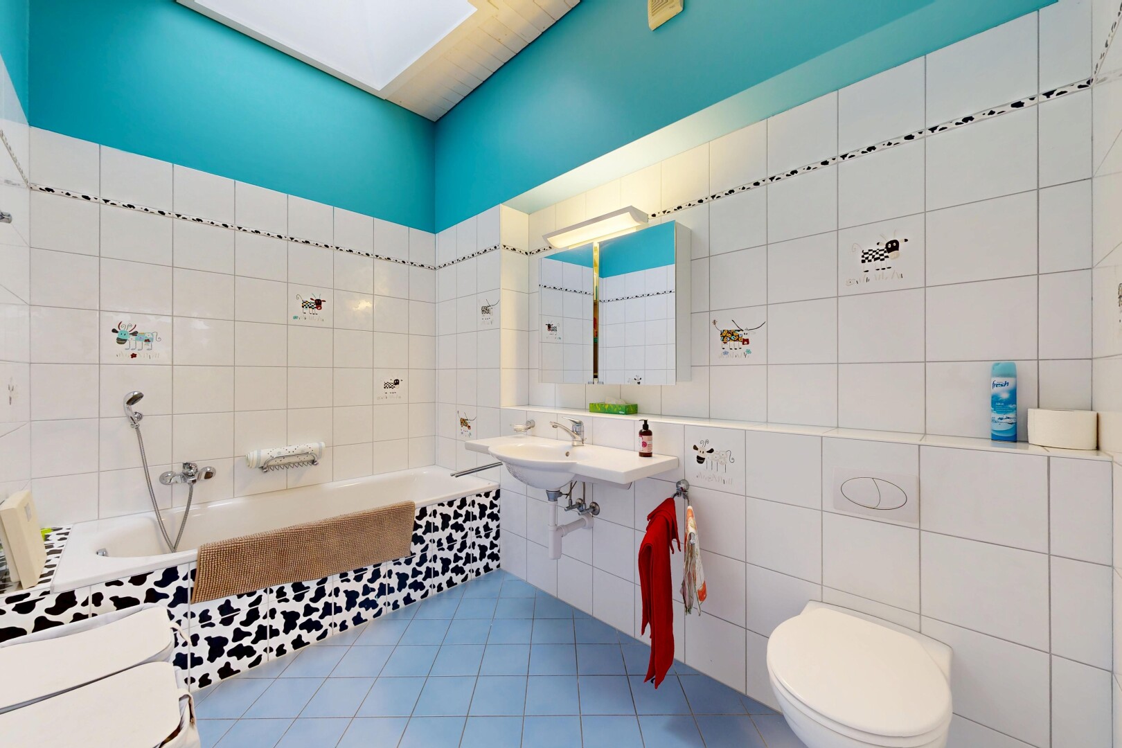 bad mit komplettes badezimmer, spiegel, bad, fliesenwand, und tile wall
