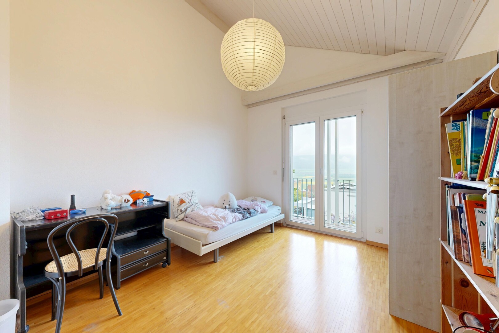 zimmer / schlafzimmer mit dachschräge, vaulted ceiling, bürobereich, holzdecke, und wood ceiling