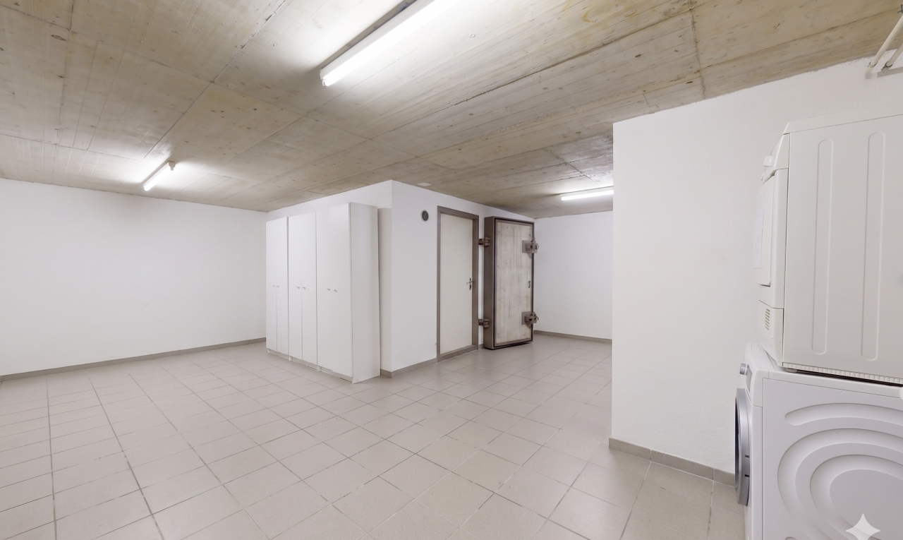 leerer raum mit light floor, waschturm, gipskartonwand, drywall, und inside property