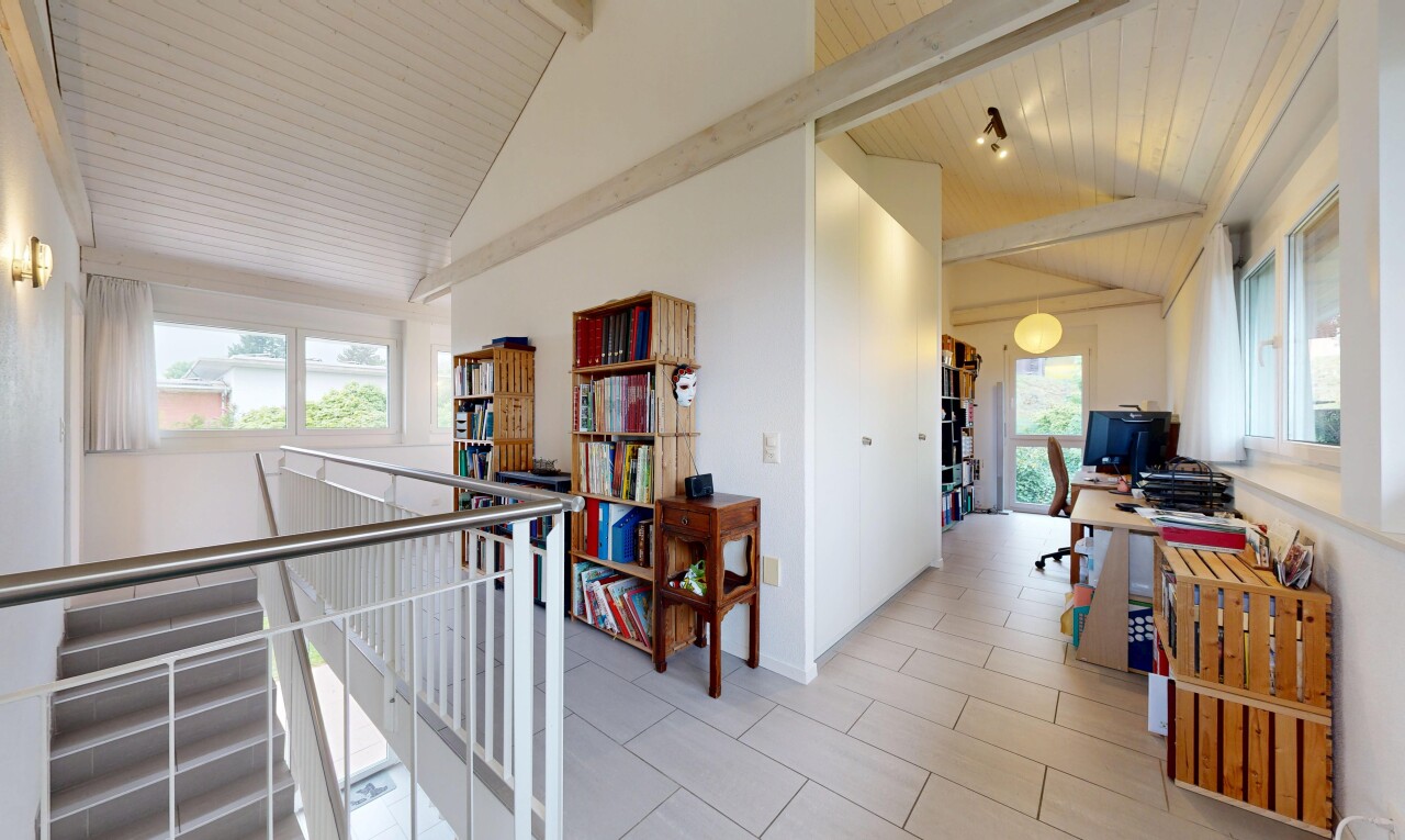 halle / korridor mit wood ceiling, holzdecke, obergeschoss-podest, inside property, und drywall