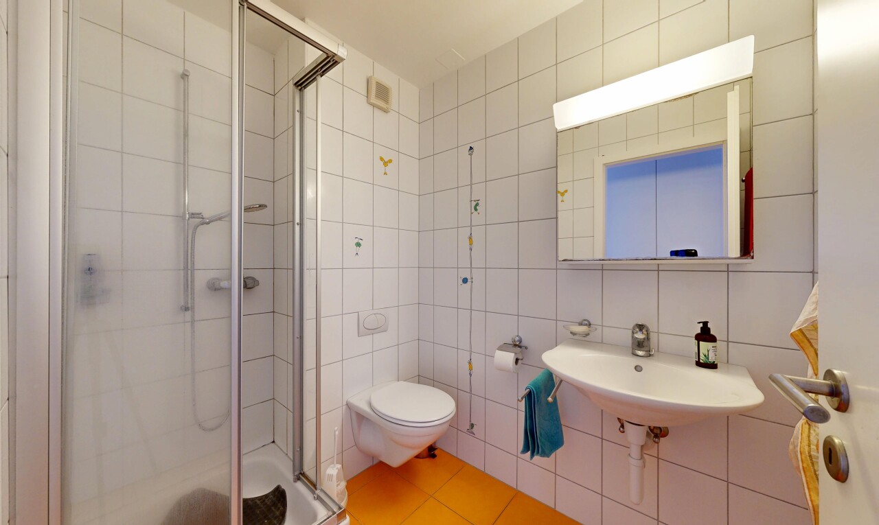 bad mit fliesenwand, tile wall, dusche, komplettes badezimmer, und spiegel