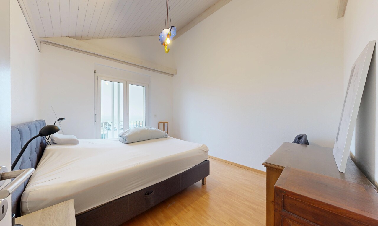 zimmer / schlafzimmer mit holzfußboden, wood finish floor, gipskartonwand, drywall, und dachschräge