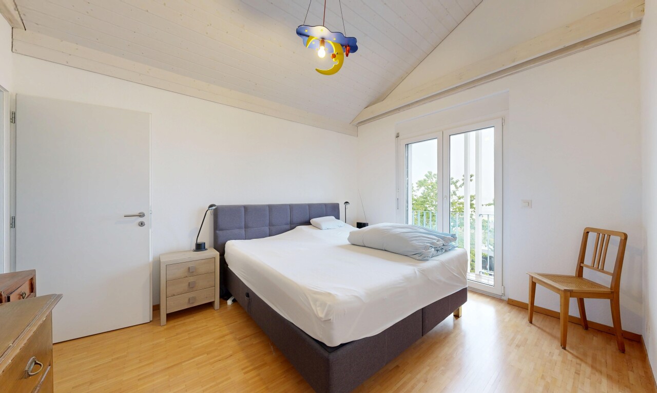 zimmer / schlafzimmer mit inside property, drywall, gipskartonwand, wood finish floor, und holzfußboden