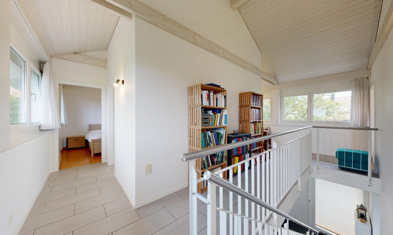 halle / korridor mit inside property, natural light, natürliches licht, drywall, und gipskartonwand