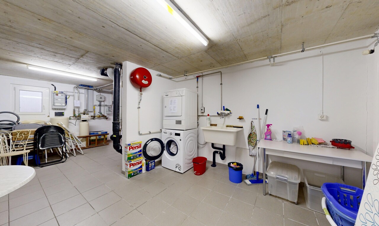 wäschekammer mit waschturm, light floor, inside property, wäscherei, und betondecke