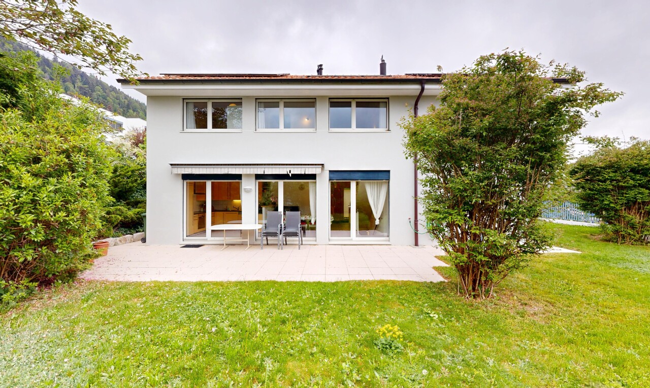 außenansicht mit rasen, overcast, from property, stuckverkleidung, und terrasse