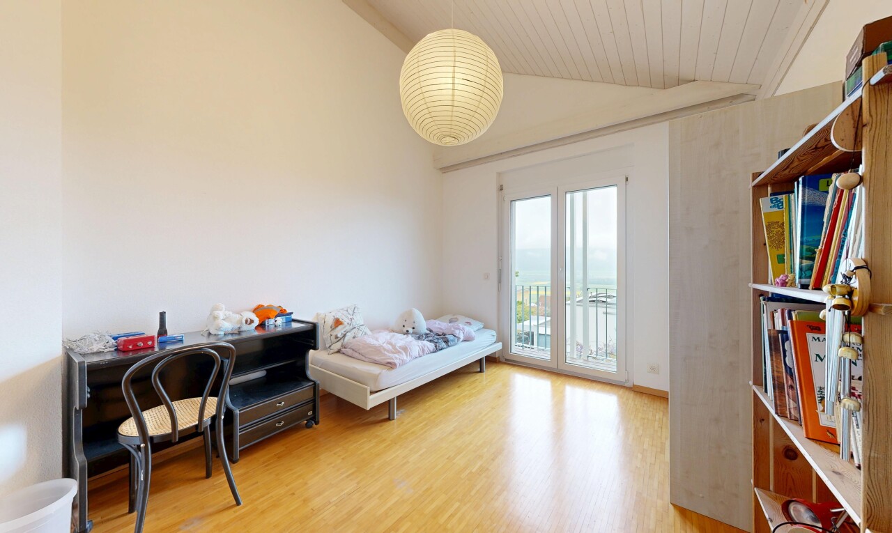 zimmer / schlafzimmer mit dachschräge, vaulted ceiling, bürobereich, holzdecke, und wood ceiling