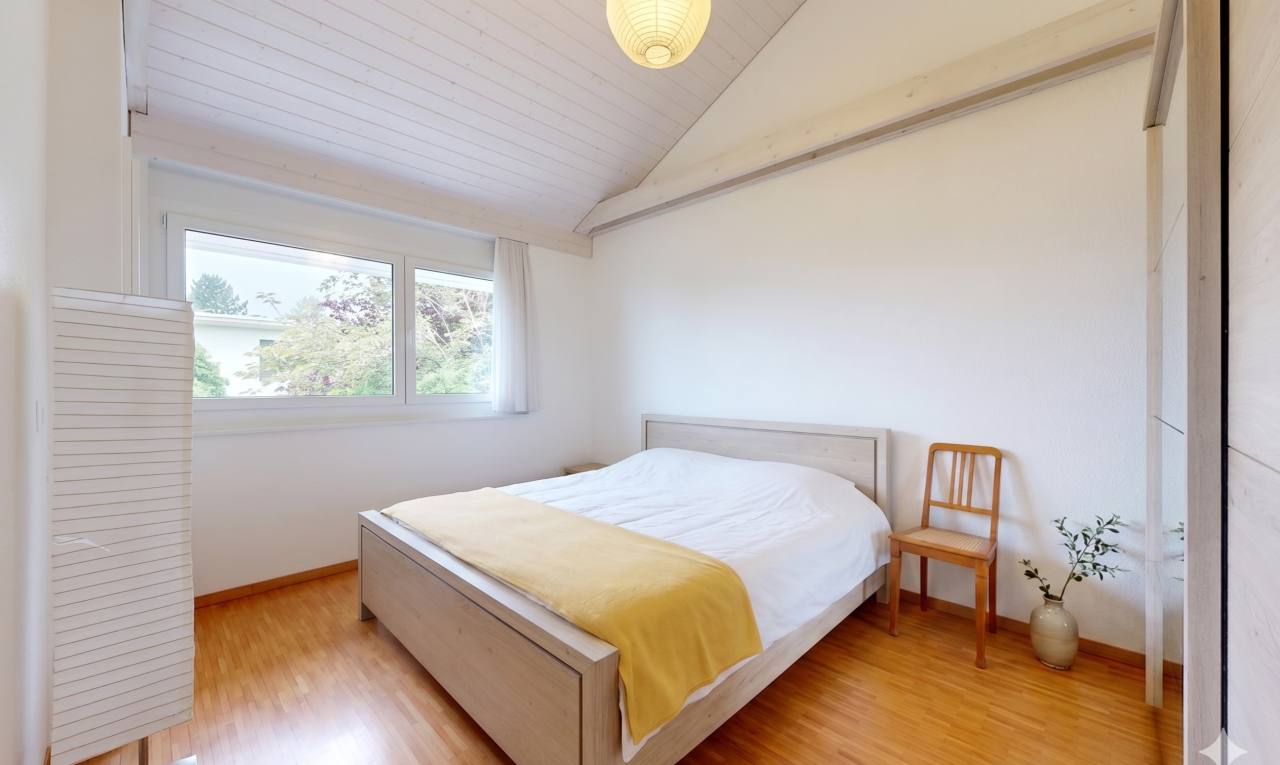 zimmer / schlafzimmer mit natural light, natürliches licht, wood finish floor, holzfußboden, und inside property
