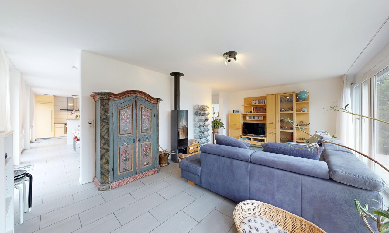 wohnzimmer mit inside property, gipskartonwand, drywall, natürliches licht, und natural light