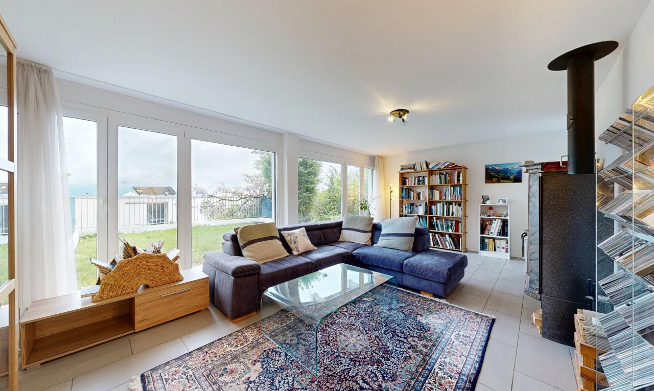 wohnzimmer mit inside property, light floor, natürliches licht, natural light, und fliesenboden