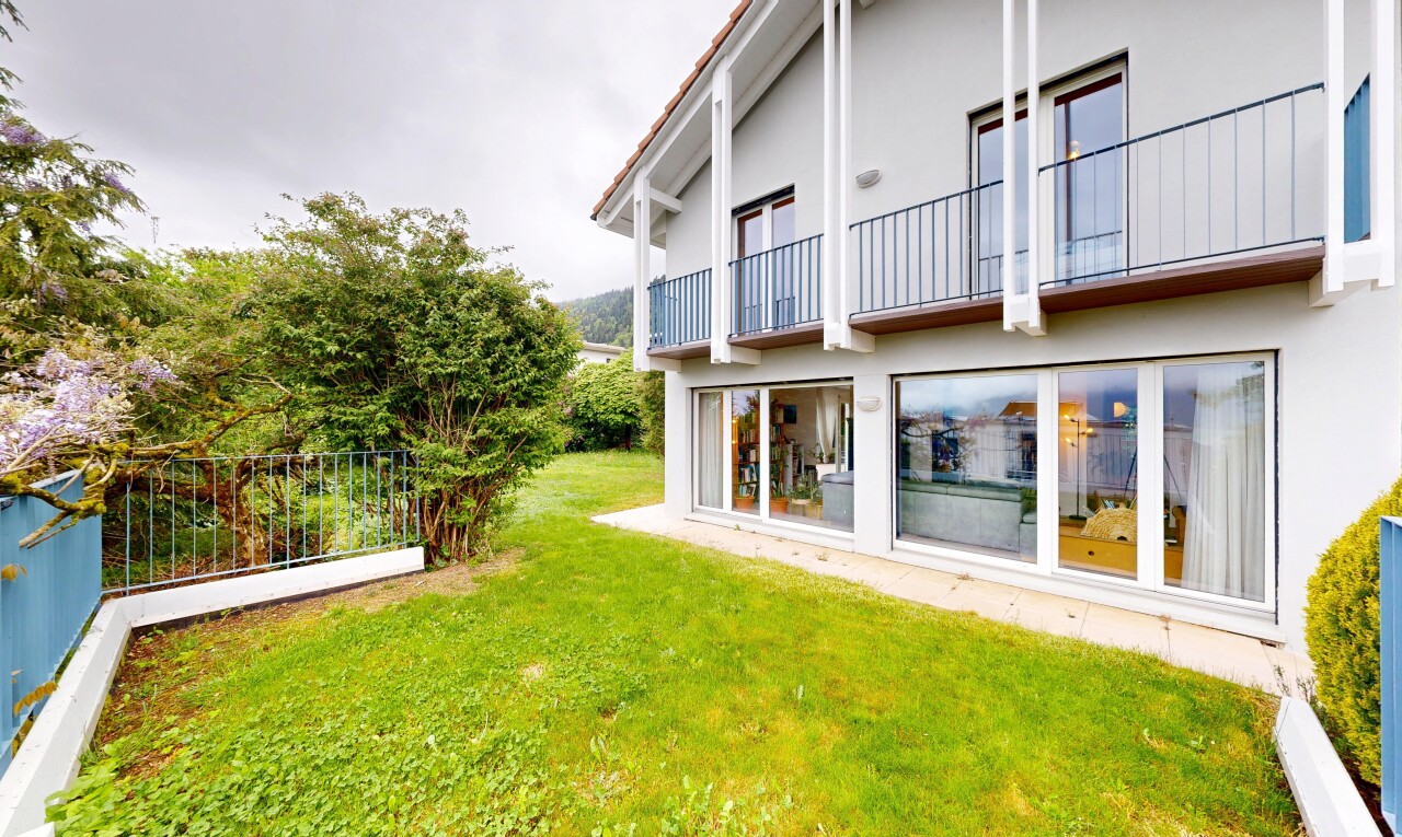außenansicht mit balkon, from property, overcast, stuckverkleidung, und rasen