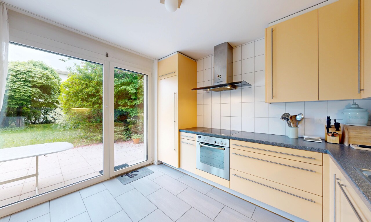 küche mit dunstabzugshaube, ofen, dark countertops, arbeitsplatten, und küchenrückwand beim Herd