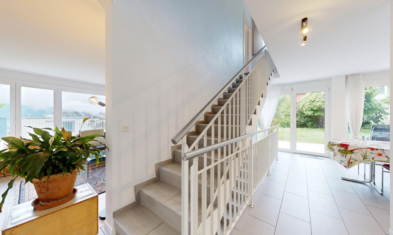 treppe mit treppen, natural light, natürliches licht, inside community, und tile floor