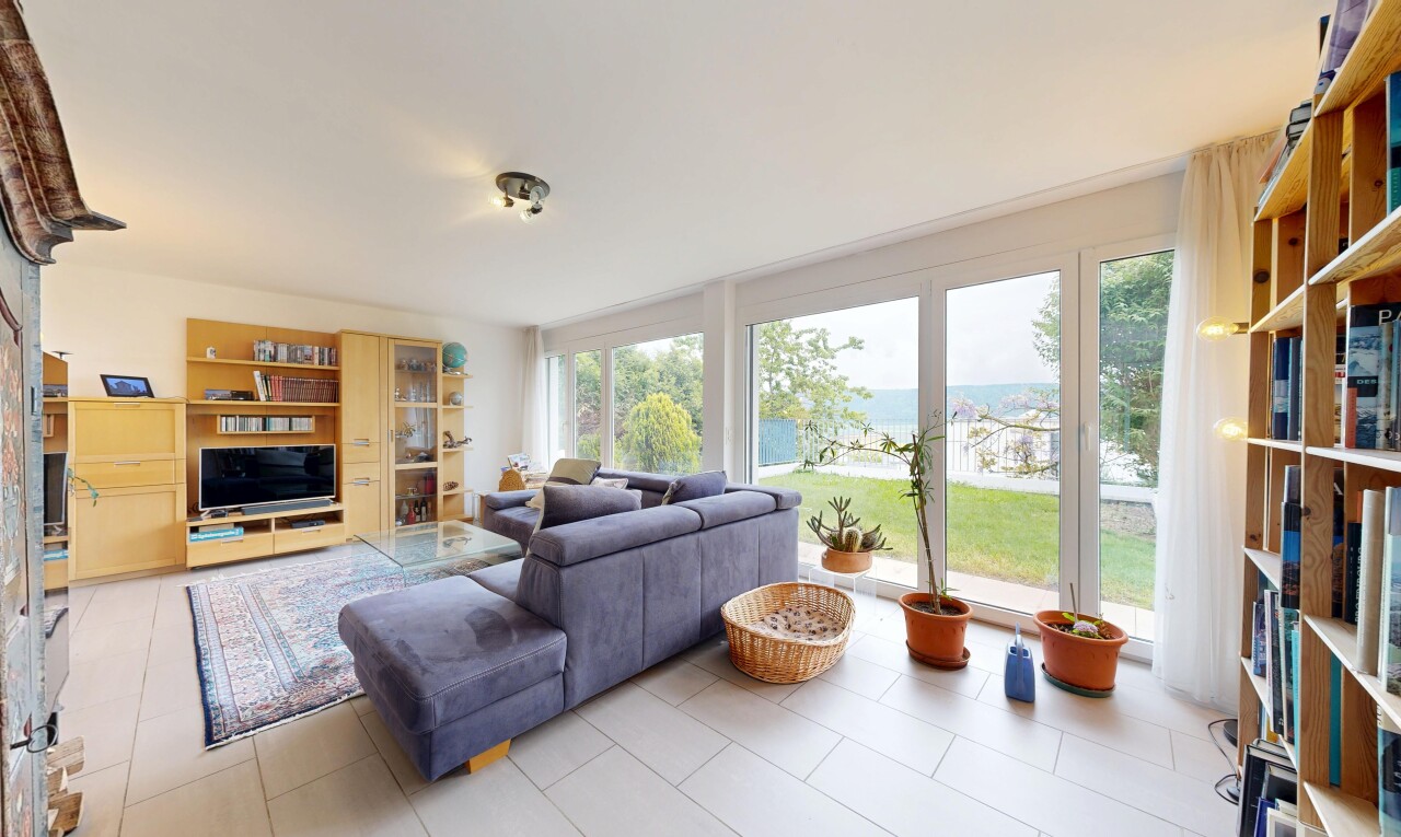 wohnzimmer mit natural light, natürliches licht, inside property, fernseher, und light floor