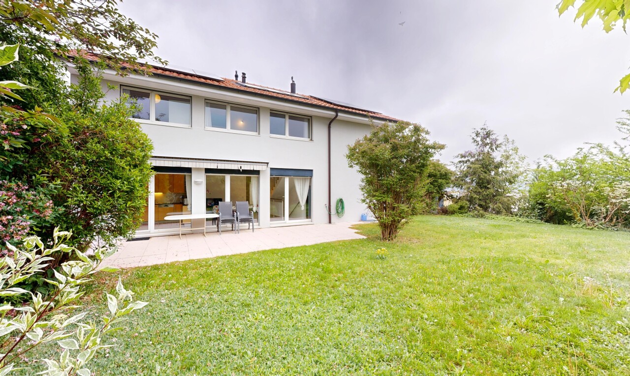 außenansicht mit overcast, rasen, property visible, stuckverkleidung, und terrasse