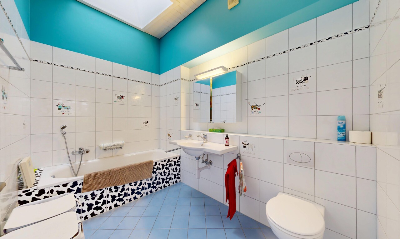 bad mit komplettes badezimmer, spiegel, bad, fliesenwand, und tile wall