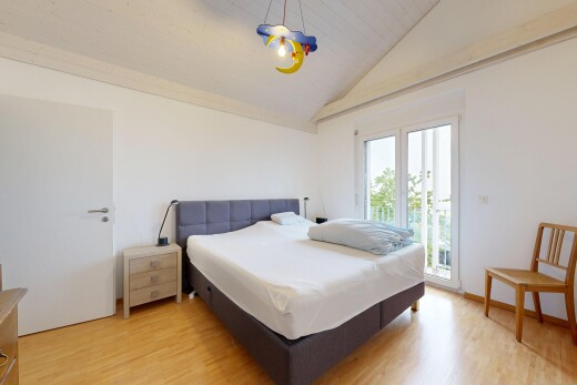 zimmer / schlafzimmer mit inside property, drywall, gipskartonwand, wood finish floor, und holzfußboden