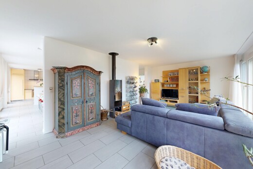 wohnzimmer mit inside property, gipskartonwand, drywall, natürliches licht, und natural light