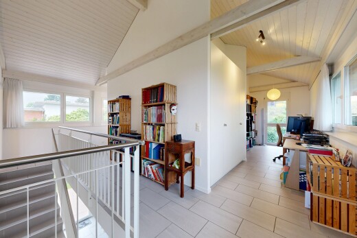 halle / korridor mit wood ceiling, holzdecke, obergeschoss-podest, inside property, und drywall