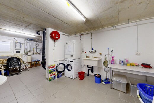 wäschekammer mit waschturm, light floor, inside property, wäscherei, und betondecke
